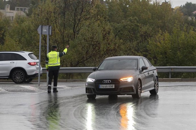 Archivo - Un agente de la Guardia Civil agiliza el tráfico en la carretera A-1, a 29 de octubre de 2021, en Madrid (España).