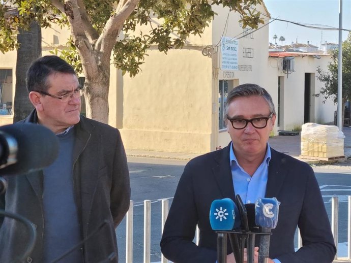 El portavoz del grupo parlamentario de Vox en Andalucía, Manuel Gavira, junto al parlamentario por Huelva, Rafael Segovia.