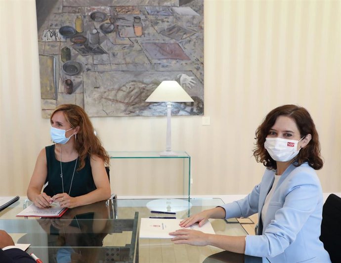 Archivo - La presidenta de la Comunidad de Madrid, Isabel Díaz Ayuso (d), se reúne con la portavoz de Más Madrid en la Asamblea, Mónica García (i), en la sede del Gobierno regional, a 6 de septiembre de 2021, en Madrid (España). La presidenta madrileña 