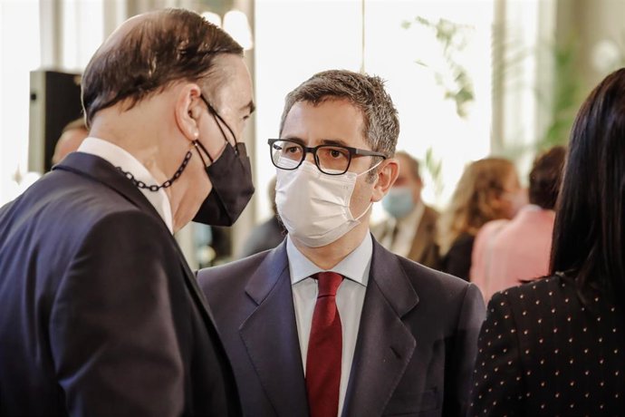 El ministro de la Presidencia, Relaciones con las Cortes y Memoria Democrática, Félix Bolaños (c), a su llegada a un desayuno informativo organizado por Nueva Economía Fórum, en el Hotel Mandarin Oriental Ritz, a 20 de enero de 2022, en Madrid, (España).