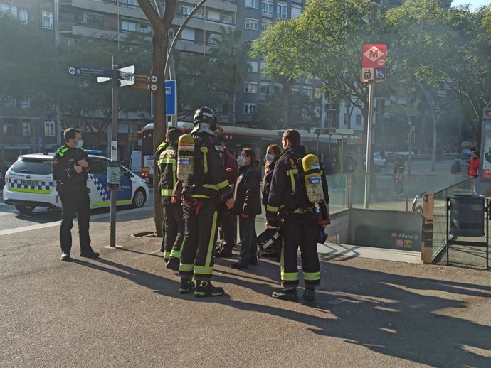 Imagen de los Bombers de Barcelona trabajando en el fallo de ventilación