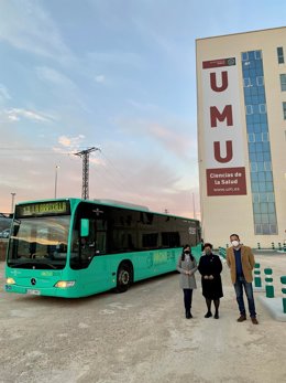 La directora general de Movilidad y Litoral, Marina Munuera, la vicerrectora de Planificación de las infraestructuras de la Universidad de Murcia, Belén López, y el coordinador del Campus e Infraestructuras, Antonio Caballero