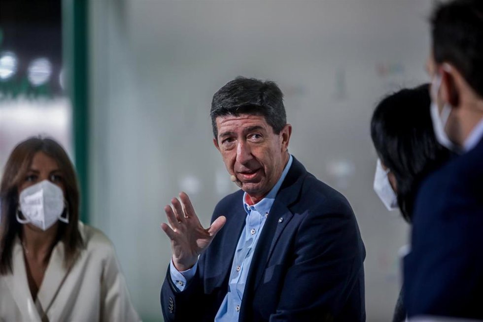 El vicepresidente de la Junta y consejero de Turismo, Regeneración, Justicia y Administración Local, Juan Marín, presenta el proyecto de digitalización y sensibilización de pymes,  en la Sala Andalucía, durante el segundo día de la 42 edición de la Fer