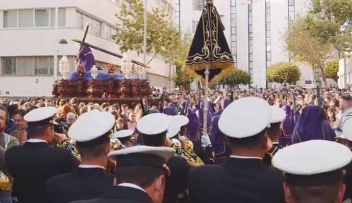 Archivo - Músicos durante una procesión de la Semana Santa en Almería
