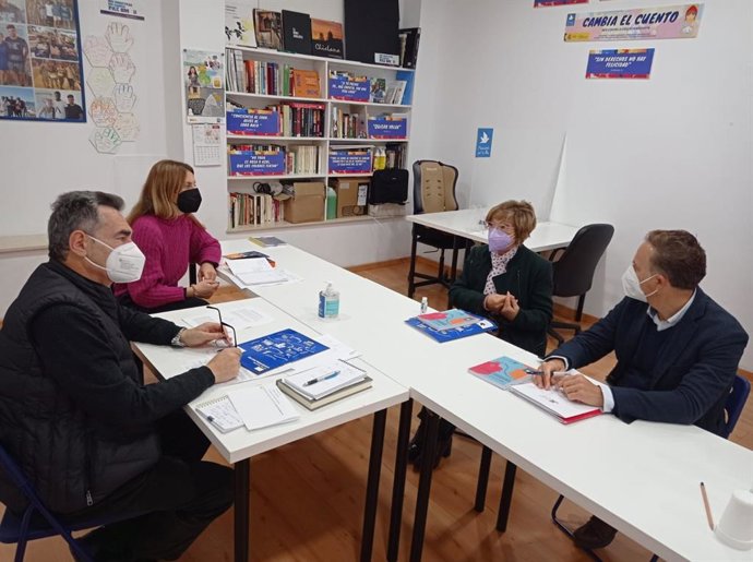 La diputada de Igualdad de la Diputación de Cádiz, Carmen Collado, acompañada por el diputado de Bienestar Social, David de la Encina, durante la reunión con la asociación 'Movimiento por la paz, el desarme y la libertad'.