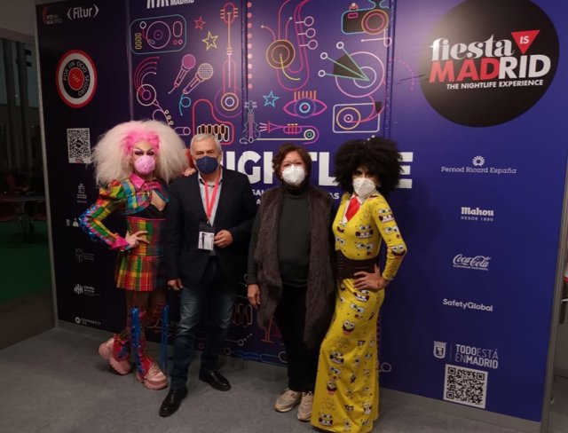 Concha Díaz de Villegas, directora de la D.G. De Comercio y Emprendimiento del Ayto. De Madrid visitando el stand de Fiesta Is Madrid  En Fitur