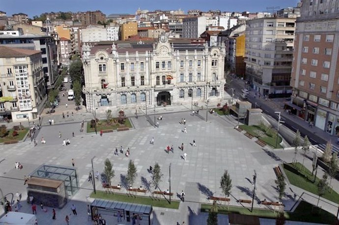 Archivo - Edificio y plaza del Ayuntamiento de Santande