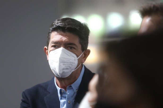 El vicepresidente de la Junta y consejero de Turismo, Regeneración, Justicia y Administración Local, Juan Marín, presenta el proyecto de digitalización y sensibilización de pymes,  en la Sala Andalucía, durante el segundo día de la 42 edición de la Fer