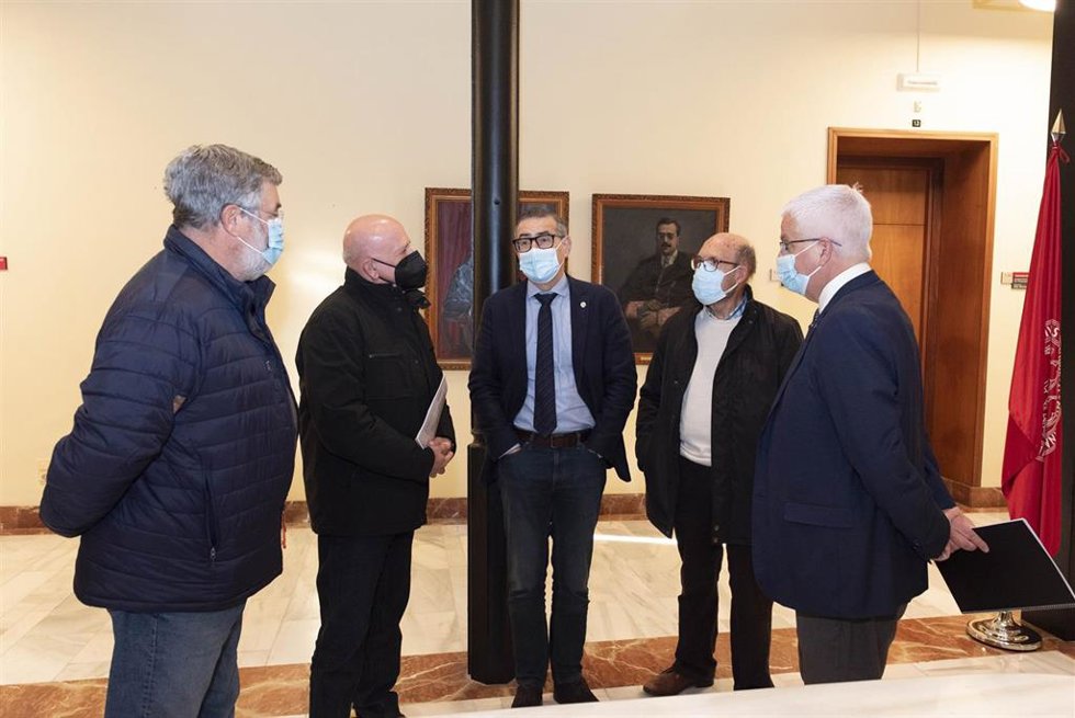 Archivo - El rector de la UMU, en el centro, charla con parte de la directiva de AFEREM en presencia del vicerrector de Calidad, Cultura y Comunicación