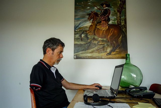 Archivo - Eduardo Jiménez, técnico de empleo de COCEMFE y con una discapacidad por tener su brazo amputado, trabajando desde su casa durante la pandemia.