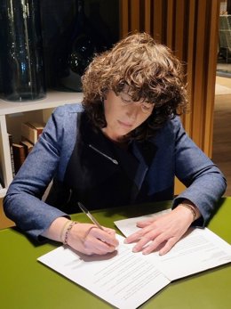 La consellera Teresa Jord contestándole una carta a la alcaldesa de Barcelona Ada Colau