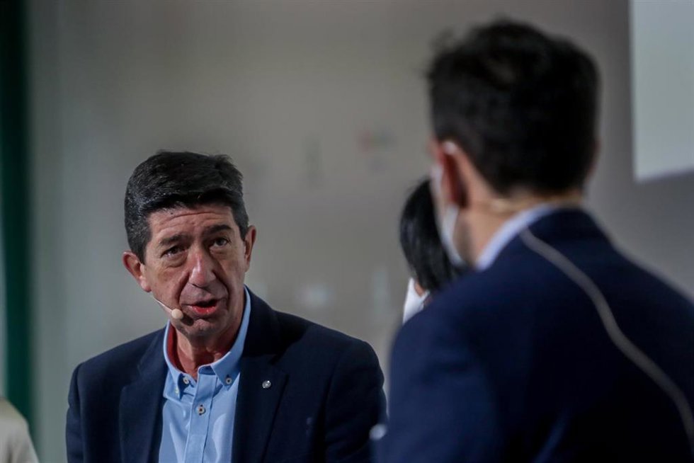 El vicepresidente de la Junta y consejero de Turismo, Regeneración, Justicia y Administración Local, Juan Marín, presenta el proyecto de digitalización y sensibilización de pymes, en la Sala Andalucía, durante el segundo día de la 42 edición de la Fer