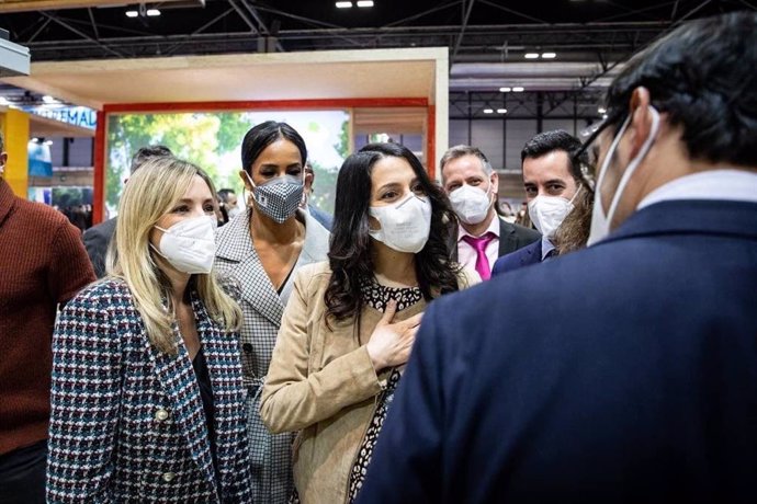 La coordinadora autonómica de Ciudadanos (Cs) Baleares, Patricia Guasp, junto a la presidenta de la formación, Inés Arrimadas, en Fitur 2022.