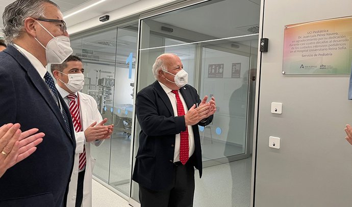 El consejero de Salud y Familias, Jesús Aguirre (dcha.), inaugura la unidad pediátrica del Hospital Reina Sofía de Córdoba.