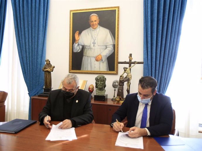 José Fuentes, rector de la Universidad Católica Boliviana, y José Luis Mendoza García, director de Relaciones Institucionales de la UCAM, rubrican el acuerdo