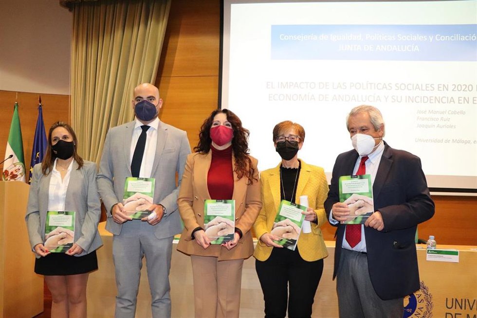Las políticas sociales representan el 2,5% del PIB andaluz y generan 105.300 empleos, según un informe de Junta y UMA presentado en Málaga por la consejera, Rocío Ruiz.