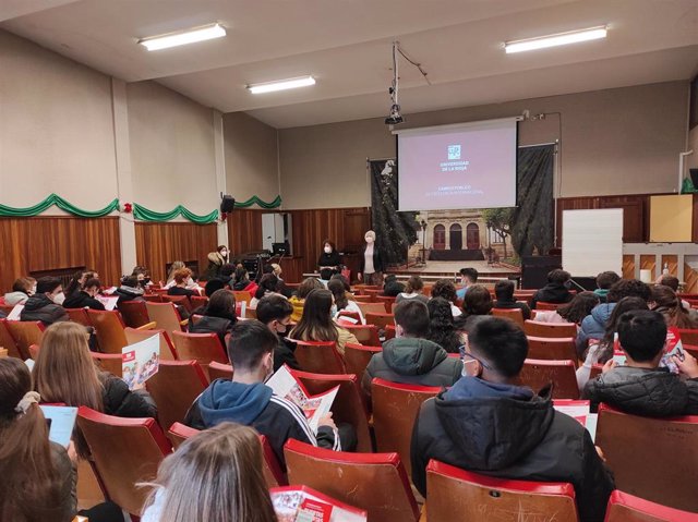 La UR ofrece charlas orientativas a los estudiantes de bachillerato, como la que ha tenido lugar en el IES Sagasta