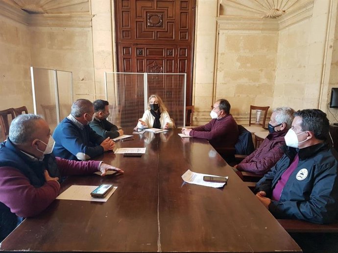 La concejal de IU-Podemos, Eva Oliva, reunida con representantes de las asociaciones del taxi.