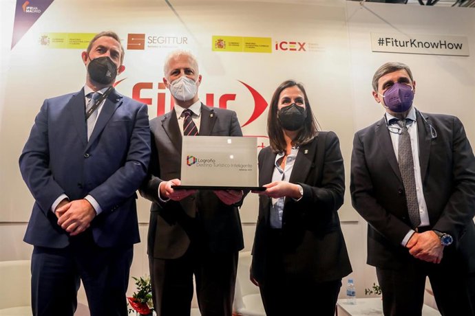 El secretario de Estado de Turismo, Fernando Valdés (1i), entrega el sello DTI al alcalde de Logroño, Pablo Hermoso de Mendoza (2i), por el que la ciudad pasará a formar parte de la Red de Destinos Turísticos Inteligentes.