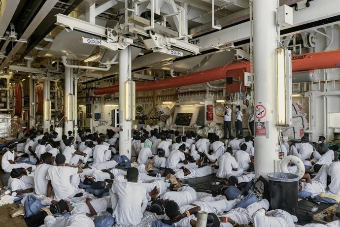Archivo - Migrantes rescatados por Médicos sin Fronteras a bordo del barco 'Geo Barents'.
