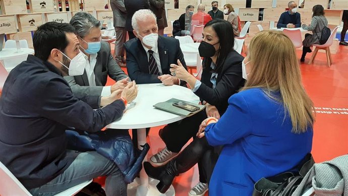 El alcalde de Logroño realiza varias reuniones institucionales en Fitur