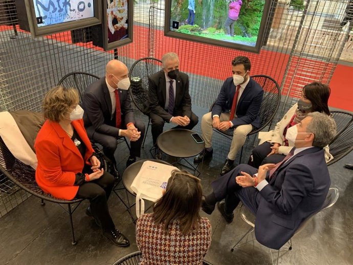 El alcalde de León, José Antonio Diez, durante el encuentro con el presidente de Paradores, Pedro Saura.
