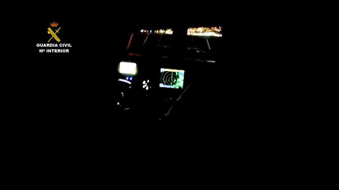 La Guardia Civil localiza y aborda una embarcación que transportaba 1.628 kilogramos de sustancias estupefacientes