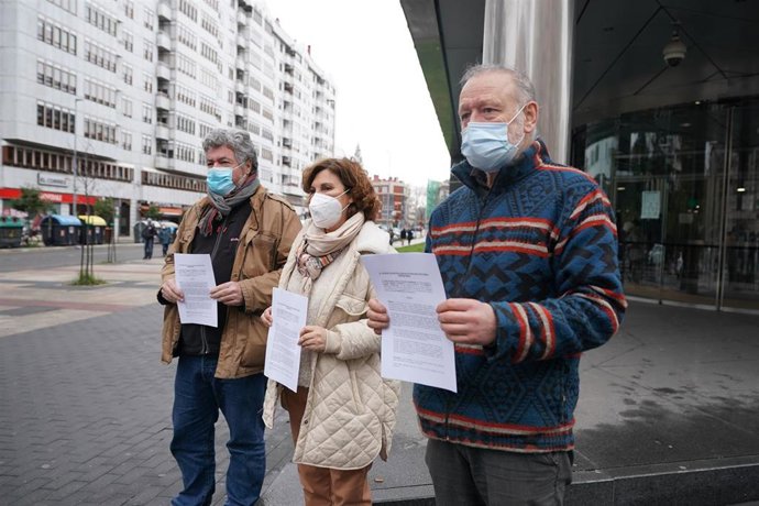 Los diputados Pilar Garrido, Roberto Uriarte y Juantxo López de Uralde ante el Palacio de Justicia de Vitoria