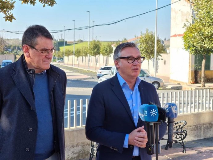 El portavoz del Grupo Parlamentario Vox en Andalucía, Manuel Gavira, acompañado de Rafael Segovia, parlamentario por Huelva.