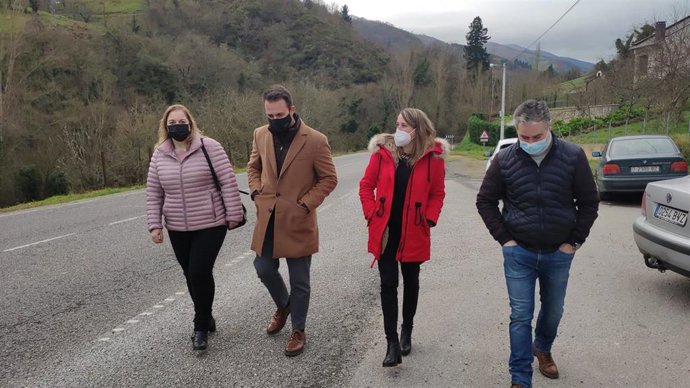 El diputado del PP, Álvaro Quipo, junto a la diputada y concejal del ayuntamiento de Cangas del Narcea Cristina Vega, la portavoz popular del Ayuntamiento de Tineo Montse Fernández y el portavoz en ayuntamiento de Allande José Antonio Rodríguez.