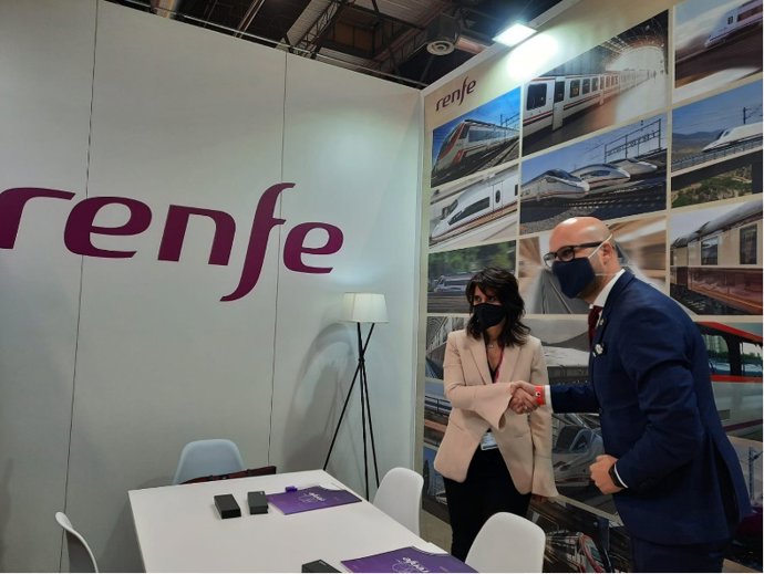 El vicepresident del Patronat de Turisme Girona Costa Brava, Jaume Dulsat, i la directora general de Renfe, Sonia Araujo
