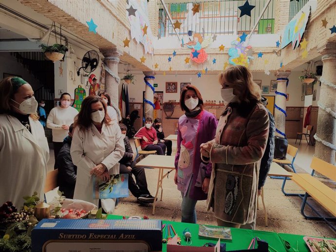 Troncoso (dcha.), durante su visita al CEEE Virgen de la Esperanza.