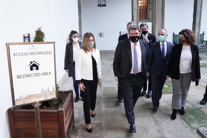 El Ministro de Inclusión, Seguridad Social y Migraciones, José Luis Escrivá Belmonte (c), a su llegada a un desayuno-coloquio organizado por Asociación para el Progreso de la Dirección, en el Hostal de los Reyes Católicos - Parador de Santiago, a 20 de 