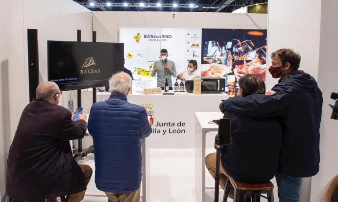 Actividad sobre vino en el expositor de Castilla y León en Fitur.
