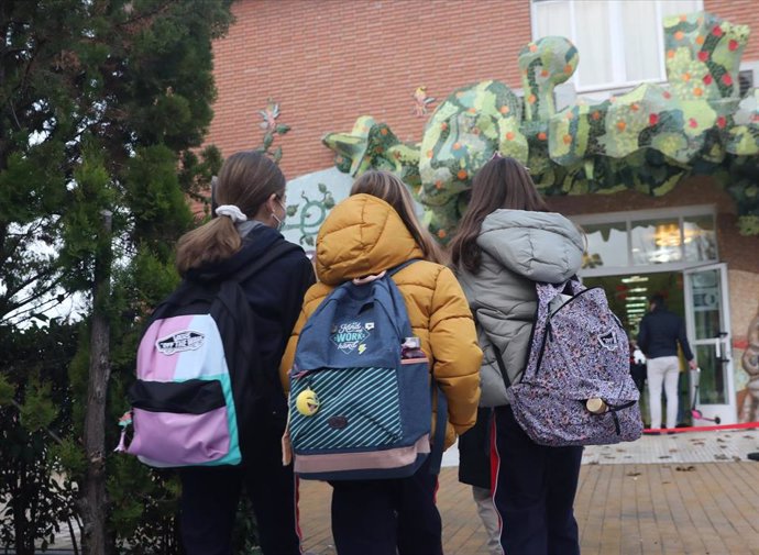 Varias niñas a su llegada al primer día de clase presencial tras la Navidad, en el Colegio Privado Alameda de Osuna, a 10 de enero de 2022, en Madrid, (España). 