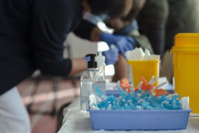 Vacunas contra el Covid-19, en el CEIP Manel García Grau, a 13 de enero de 2022, en Castellón de la Plana, Comunidad Valenciana, (España). Tras el parón navideño, hoy se retoma la vacunación pediátrica para niños de 5 a 8 años en los centros escolares de 