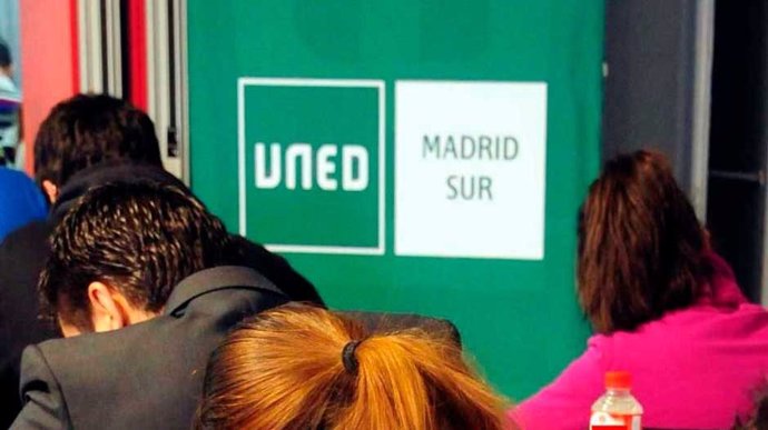 Archivo - Alumnos en un aula de la UNED Madrid Sur