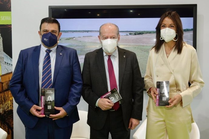 El alcalde de Guadalupe (Cáceres), Felipe Sánchez, con el presidente de Diputación, Rodríguez Villalobos, y la delegada territorial de Turismo, Rosa Hernández.