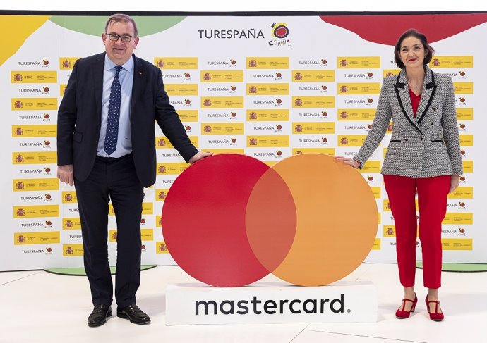 Archivo - El presidente de Mastercard Europa, Mark Barnett, y la ministra de Industria, Comercio y Turismo, Reyes Maroto.