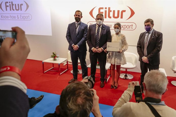 El alcalde de Mérida, Antonio Rodríguez Osuna, junto a otras autoridades en la entrega en Fitur 2022 del distintivo que acredita a la capital extremeña como Destino Turístico Inteligente