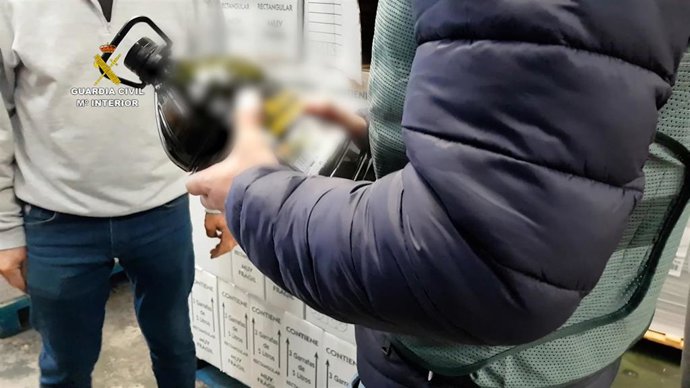 Botella con etiquetado fraudulento de aceite de oliva Virgen Extra.