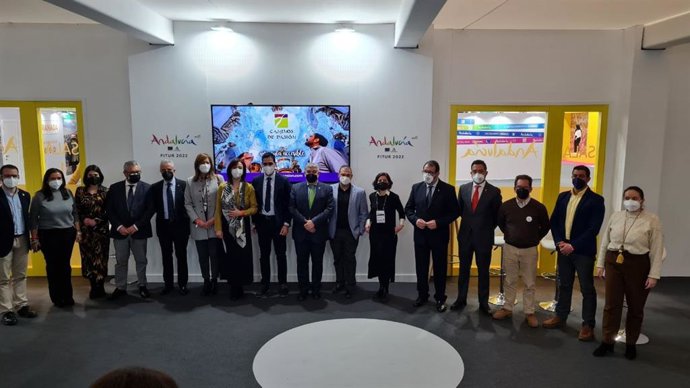 Los alcaldes de los municipios que forman parte de Caminos de Pasión en Fitur.