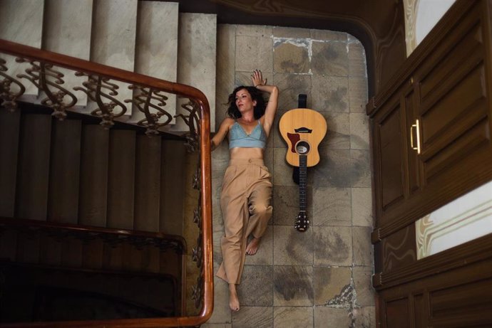 La cantante alcoyana Neus Ferri lanza este viernes 'Llar', su nuevo trabajo discográfico