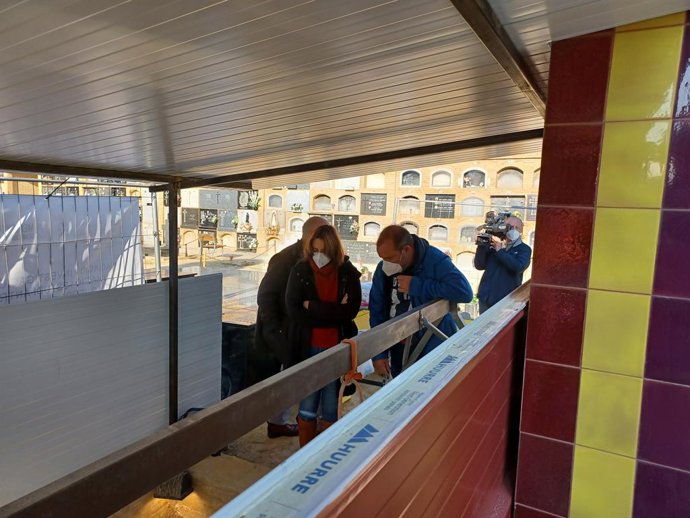 La consellera de Participació, Transparncia, Cooperació i Qualitat Democrtica, Rosa Pérez Garijo, la fossa 126 de Paterna