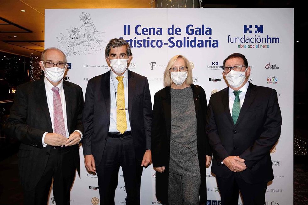 De derecha a izquierda:  Antoni Garrell Guiu, presidente de HM Hospitales en Cataluña; Dr. Juan Abarca Cidón, presidente de HM Hospitales; Assumpta Escarp, diputada del Parlament de Cataluña; y Dr. Javier Massaguer, director médico del Hospital HM Nens.