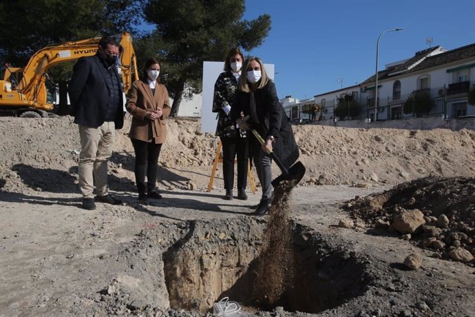 Carazo coloca la primera piedra de la urbanización del PERI Duque de Ahumada de Baena.