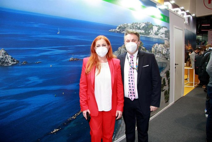 La alcaldesa de Salobreña, María Eugenia Rufino, y el diputado de Turismo, Enrique Medina, en Fitur 2022