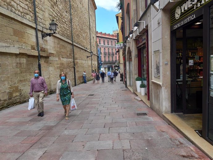 Archivo - Personas con mascarilla en las calles de Oviedo.