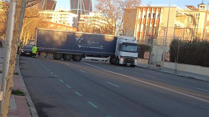 Camión de gran tonelaje atravesado en una calle