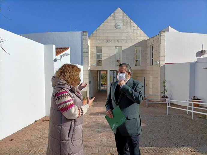 El delegado territorial de Regeneración, Justicia y Administración Local en Huelva, Alfredo Martín, con la alcaldesa de Villanueva de los Castillejos, Dolores Ruiz.